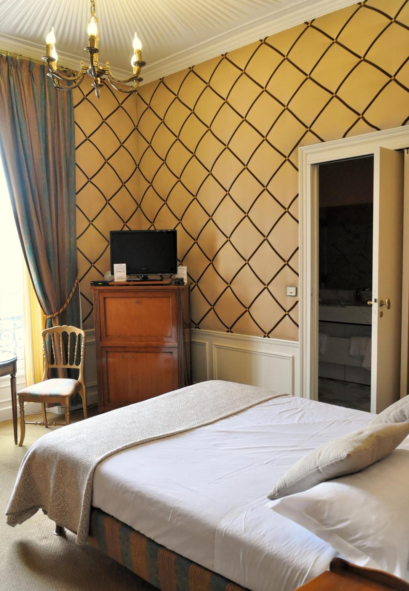 Grand Hotel Des Templiers Reims Room photo